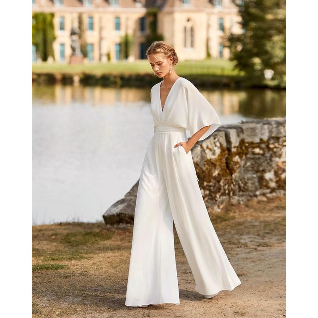 Mia | Damen Jumpsuit mit tiefem Ausschnitt und weitem Bein