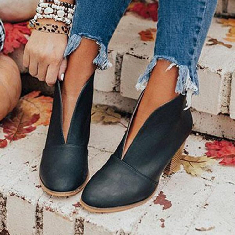 Jade | Damen Stiefeletten Mit Mandelspitze, V-Ausschnitt Und Blockabsatz
